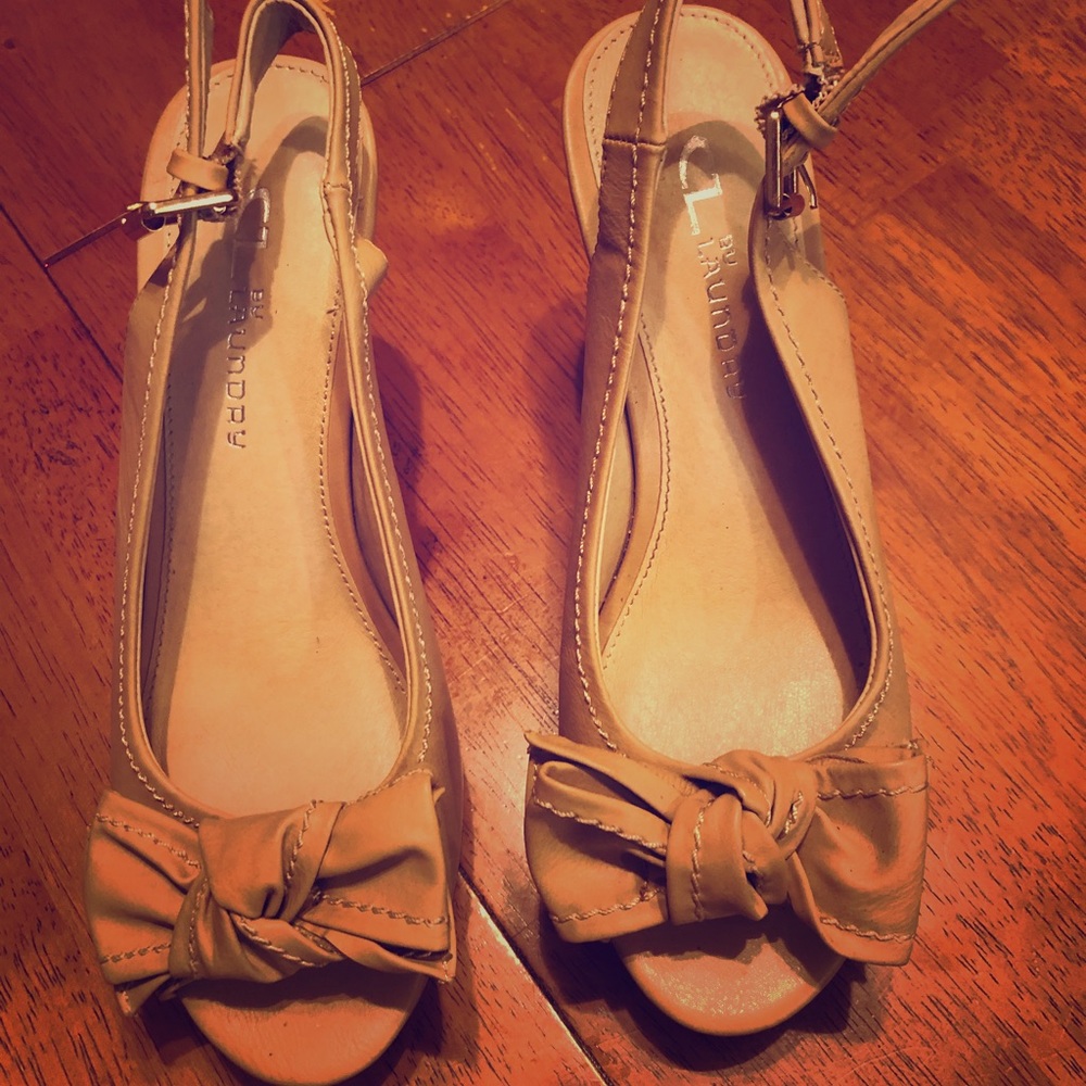 Adorable nude sling back wedges